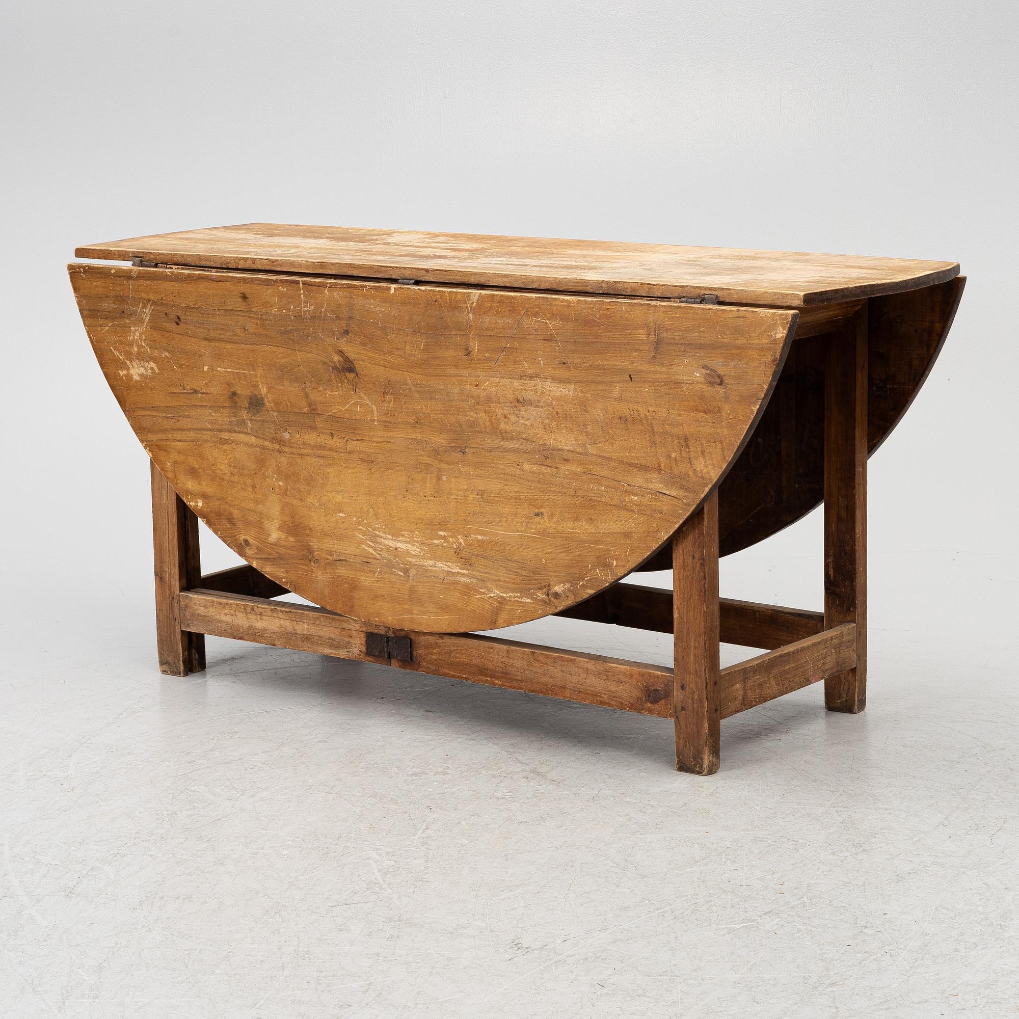 Drop-leaf table, first part f of the 19th century.