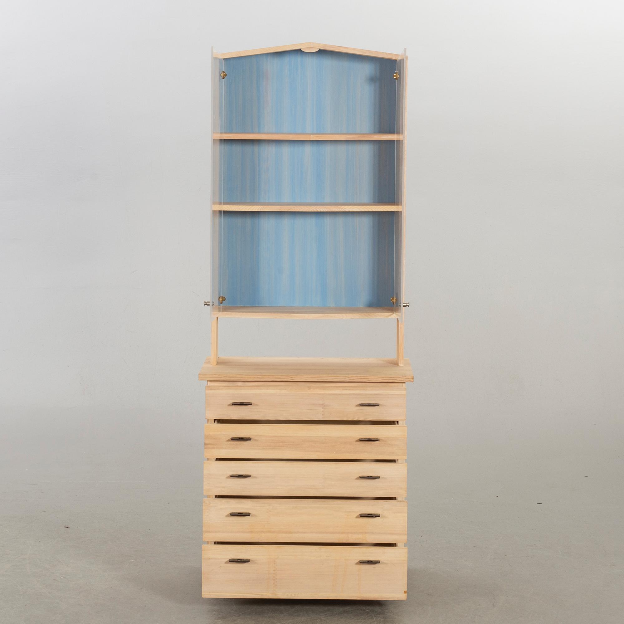 OLOF PIRA, VITRINSKÅP MED UNDERDEL, ur serien "Solid Form" samt "Blå Rand".