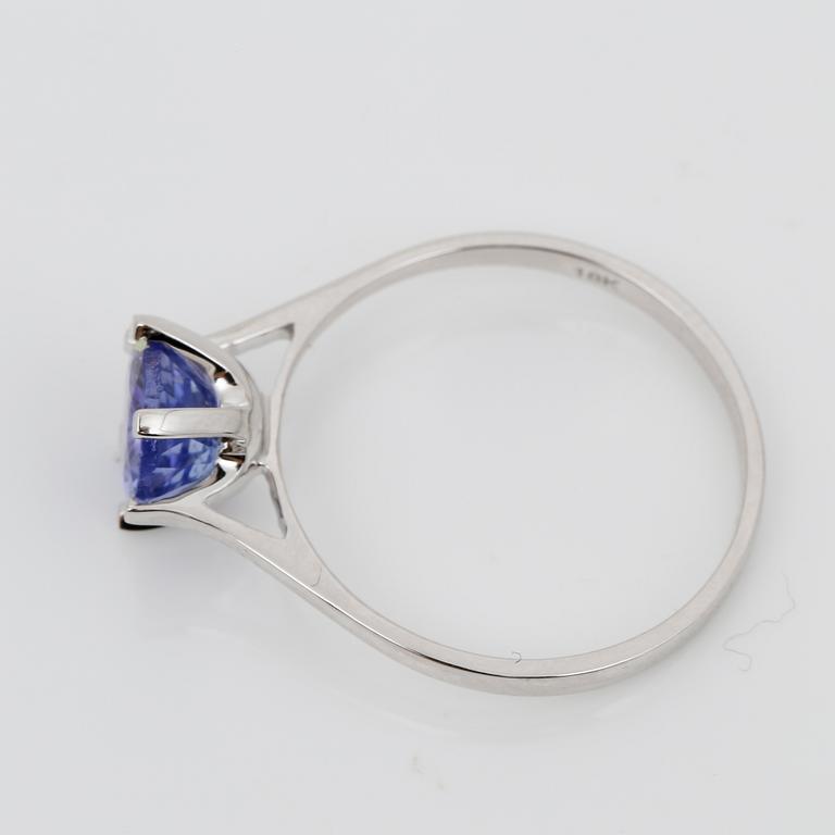 RING, 18K vitguld med rundslipad tanzanit ca 1,40 ct. Vikt ca 2,06 g.