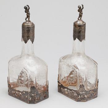 KARAFFER, ett par, låghaltigt silver och glas, Tyskland, omkring 1900.