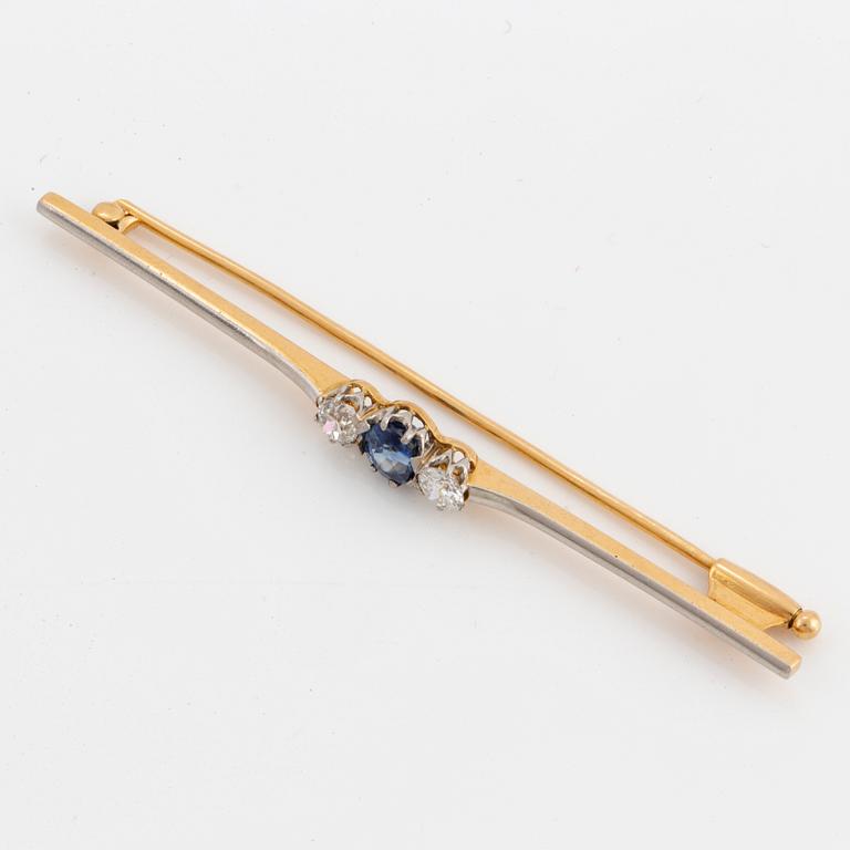 BROSCH, med gammalslipade diamanter och oval fasettslipad safir, 20-tal.