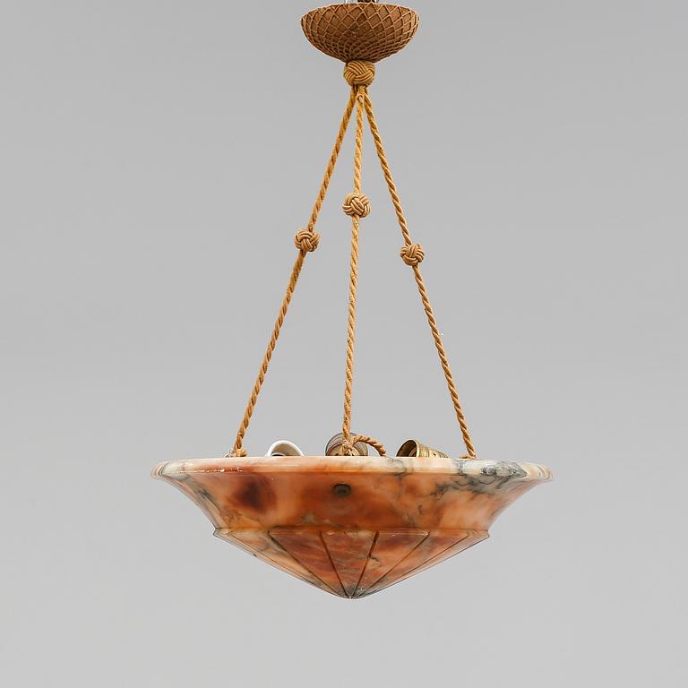 TAKAMPEL, alabaster, 1900-talets första hälft. Höjd 60 cm.