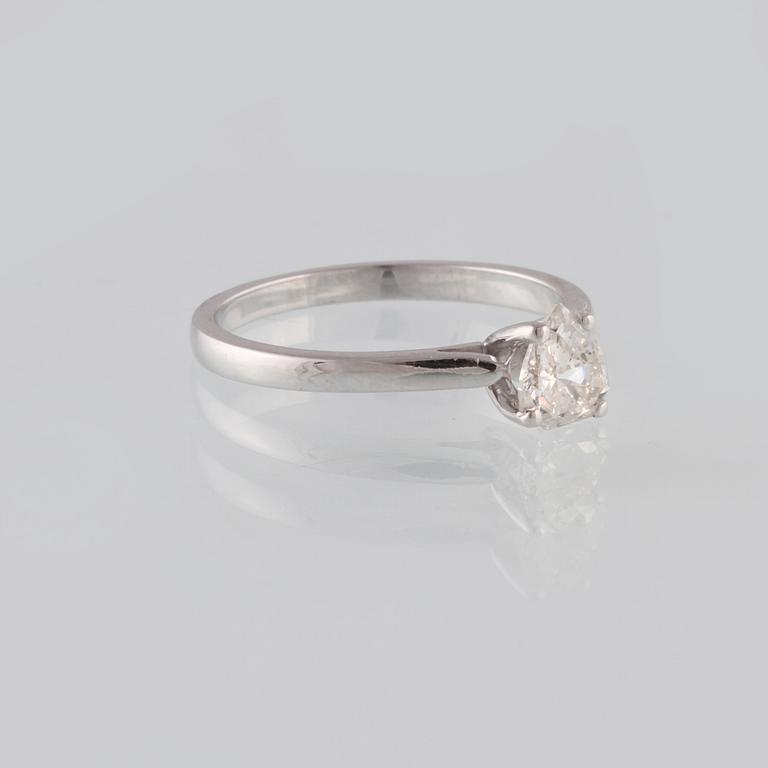 RING, 18K vitguld med droppslipad diamant ca 0.60 ct. Vikt 2,4 gram.