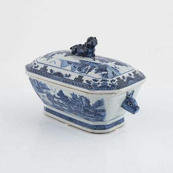 A blue and white porcelain tureen, China, Qianlong (1736-95).