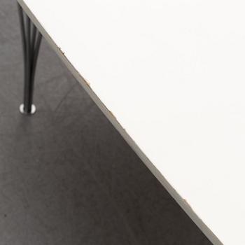 A 'Superellips' table by Bruno Mathsson and Piet Hein, Fritz Hansen, Denmark, 1900-talets andra hälft.