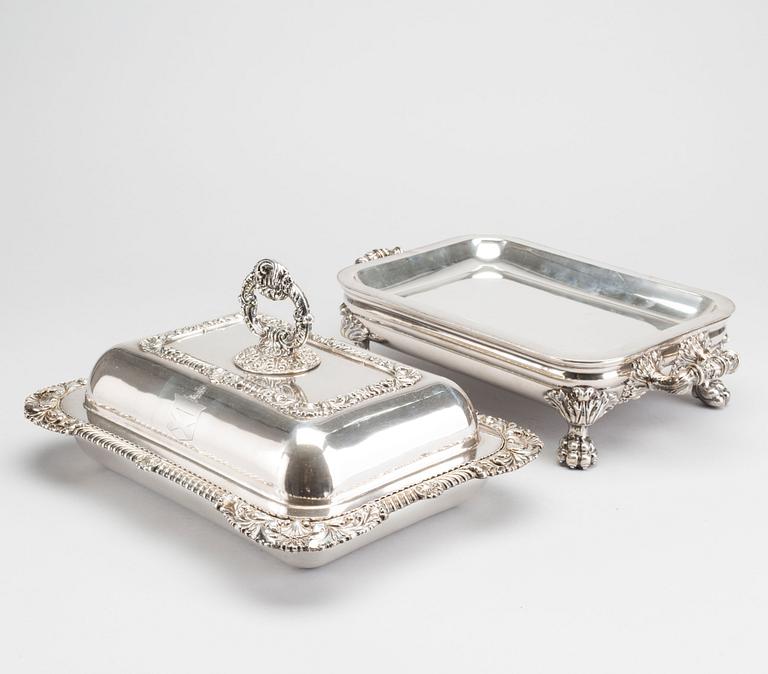 A plate serving dish with lid, probably England, 20th century.