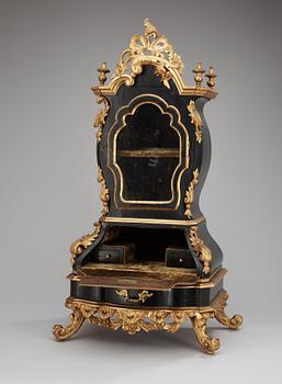 MINIATYRSKRIVSKÅP. Trol Danmark. Rokokostil, 1800-tal. I Ortmanns art.