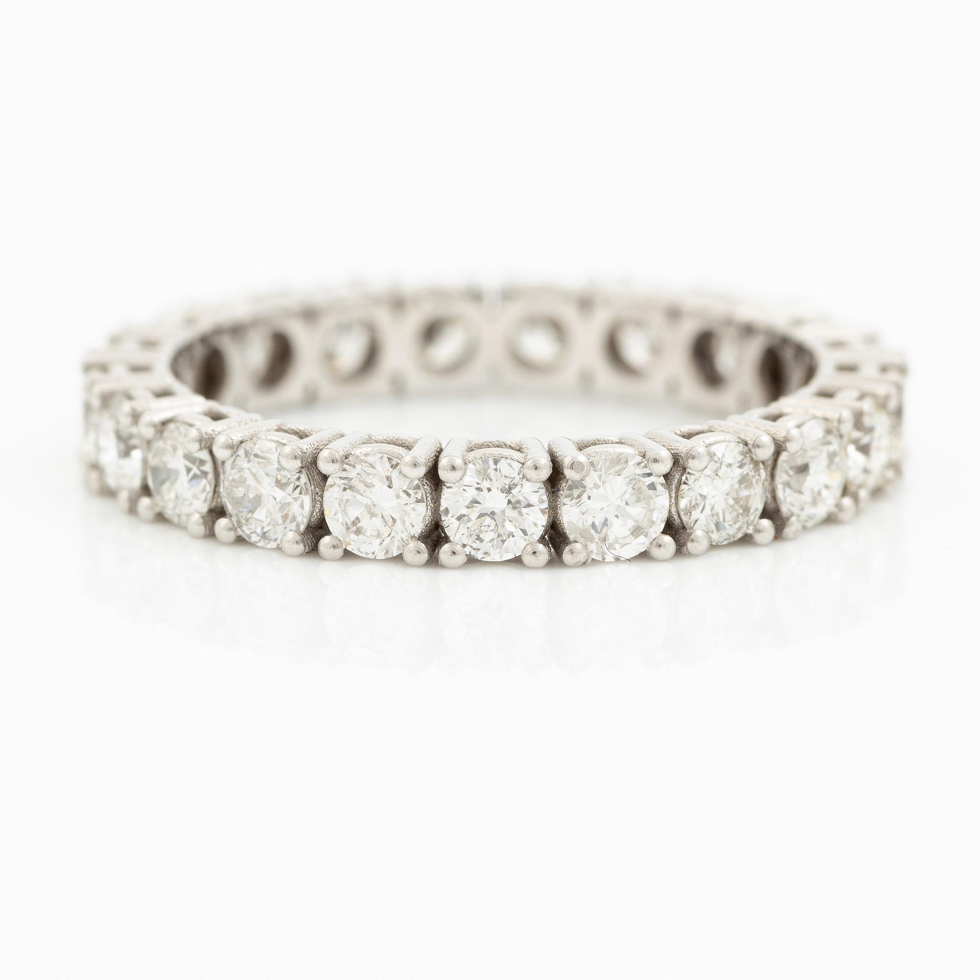 Full eternity ring in 18K white gold set with brilliant-cut diamonds.