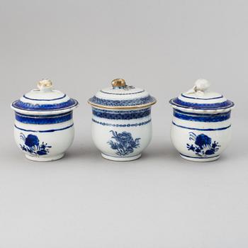 BRICKA med CREMEKOPPAR med LOCK, 11 stycken, kompaniporslin. Qingdynastin, Jiaqing (1796-1820).