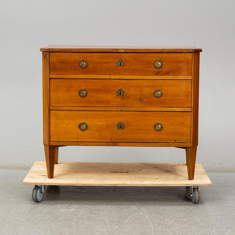 A late Gustavian chest of drawers.