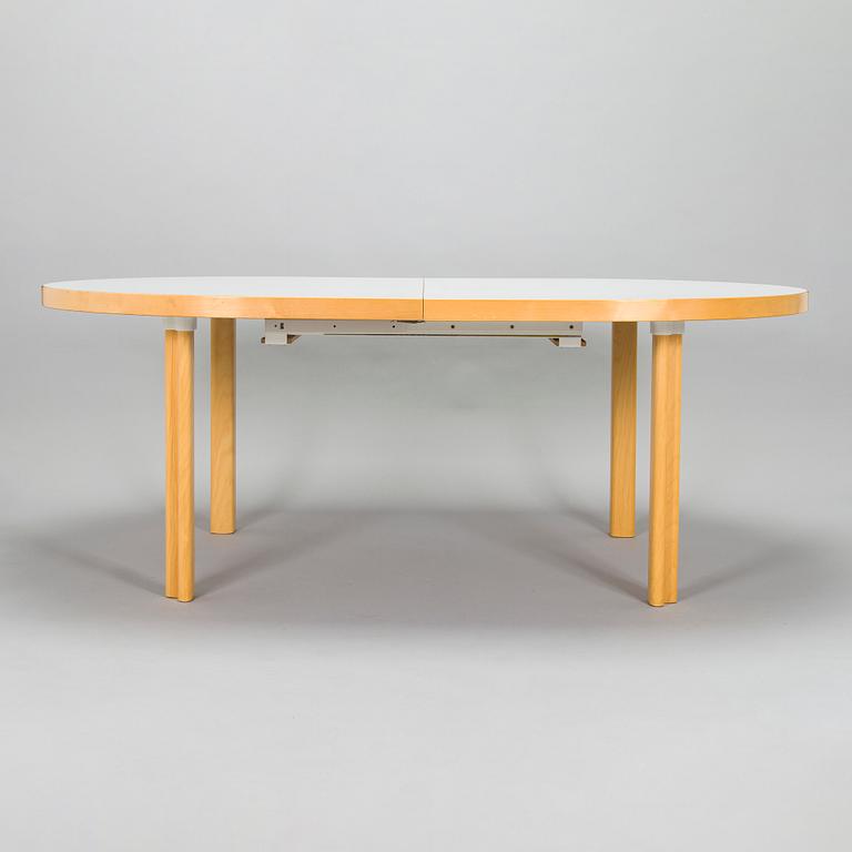 Alvar Aalto, a late 20th century 'H99' dining table for Artek.