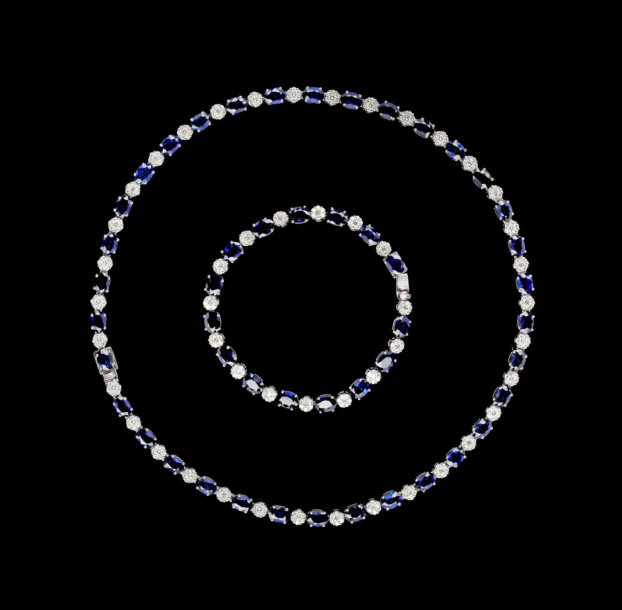 COLLIER OCH ARMBAND, blå safirer och briljantslipade diamanter, tot. ca. 5 ct.