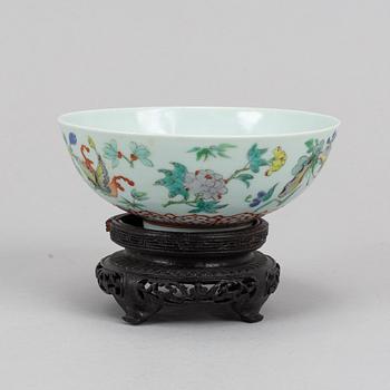 Two Chinese famille rose bowls, late Qing dynasty.