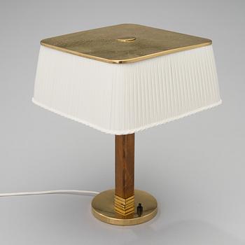 PAAVO TYNELL, A TABLE LAMP. Model 5066, manufactured by Taito Oy, 1940s.