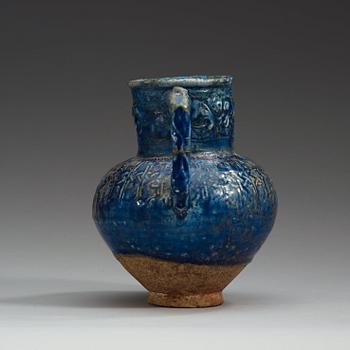 KANNA, lergods med blå glasyr. Höjd 18,5 cm. Persien (Iran) 1100-1200-tal, möjligen Rayy.
