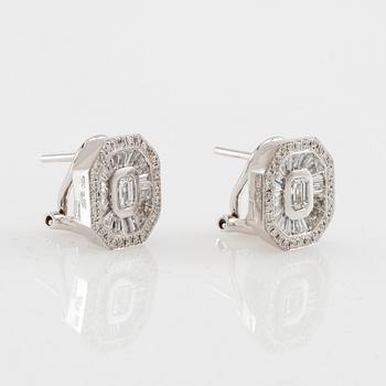 Örhängen ett par 18K vitguld med diamanter ca 1,31 ct.