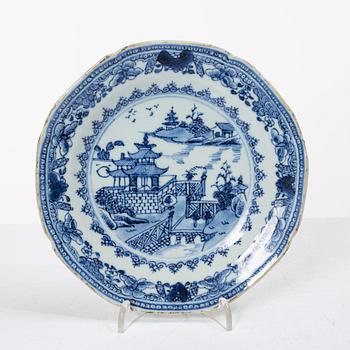 Tallrikar, 16 st, porslin, Kina, Qianlong (1736-95).