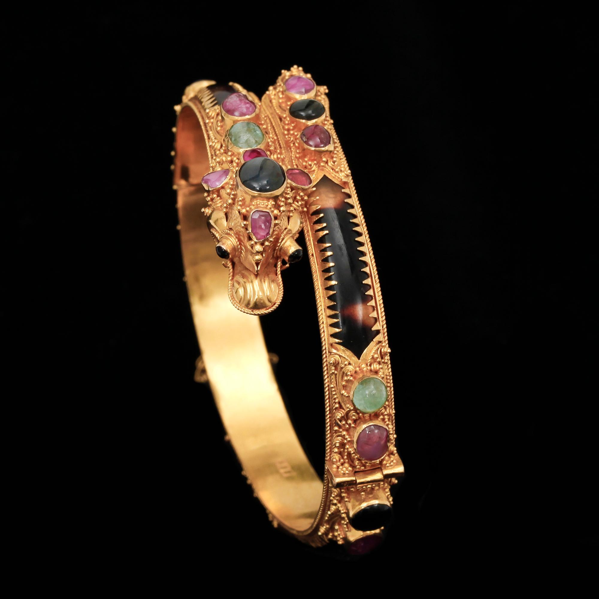 ARMBAND, 22k guld med flertal trumlade ädelstenar, bla. rubiner och smaragder. Vikt 26,9 g.