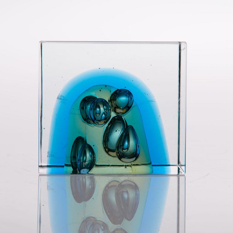 OIVA TOIKKA, AN ANNUAL GLASS CUBE. signed Oiva Toikka Nuutajärvi 2007, numbered 558/2000.