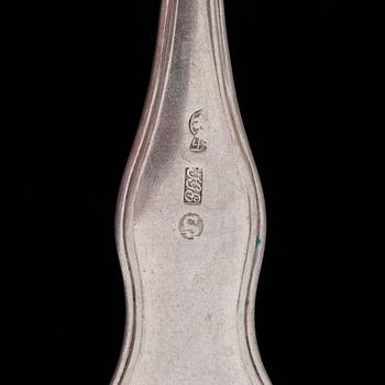 BESTICK, 26 delar, silver, knivblad i metall, sannolikt sekelskiftet 1800/1900. Totalvikt 1919 g.