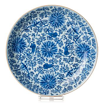 1058. A blue and white lotus charger, Qing dynasty, Kangxi (1662-1722).