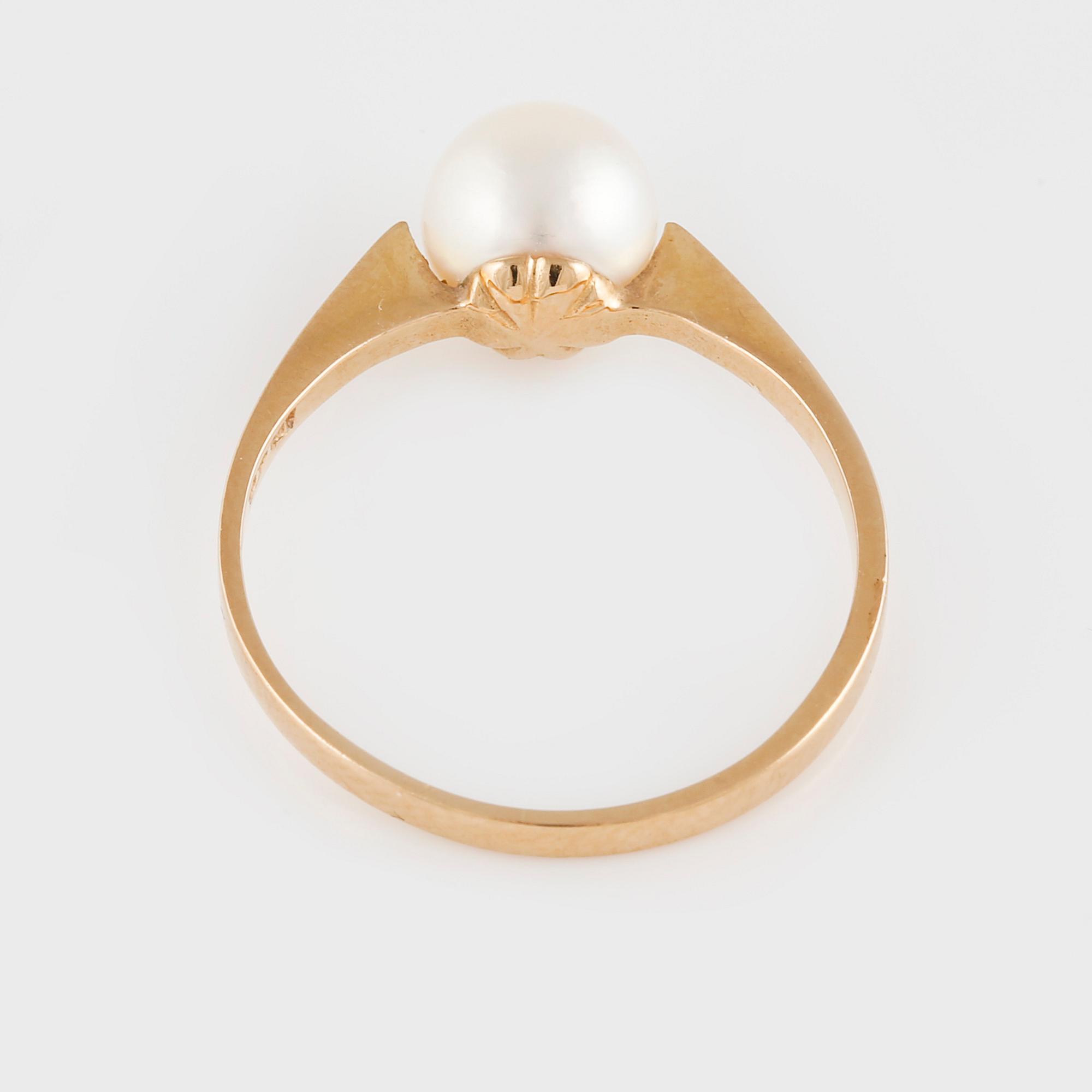 RING, 18K guld med odlad pärla, Bengt Hallberg, Köping, 1962. Vikt 1,8 gram.