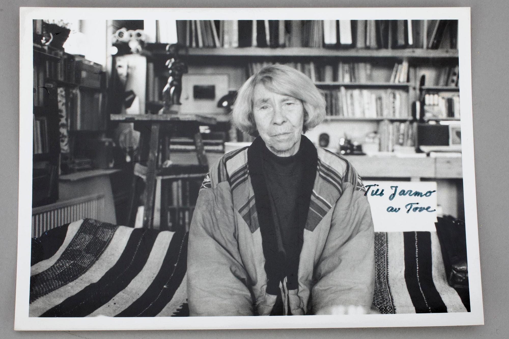 FOTOGRAFIER, 2 st, föreställande Tove Jansson, med dedikation.