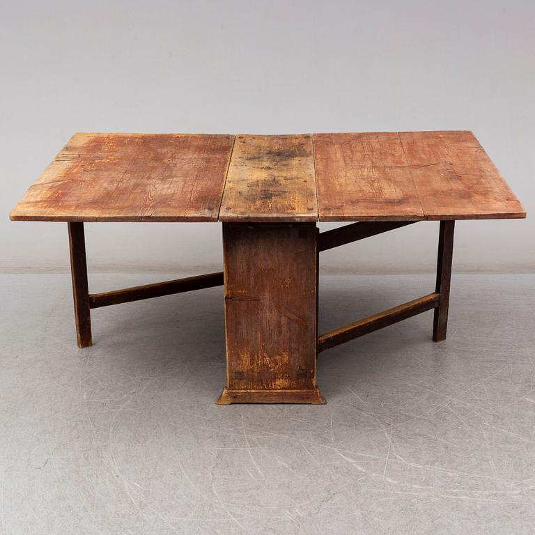 A gate-legged table from the early 19th century.