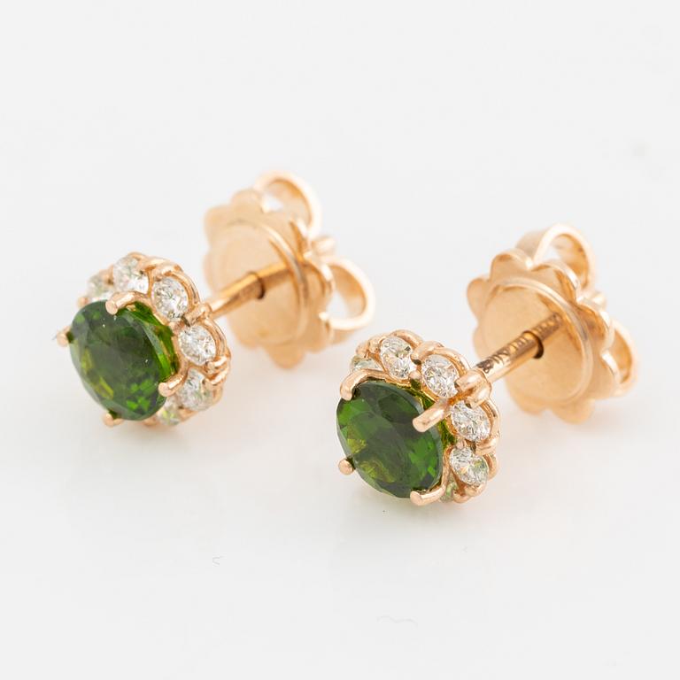 Ett par örhängen 14K guld  med gröna fasettslipade turmaliner och runda briljantslipade diamanter.