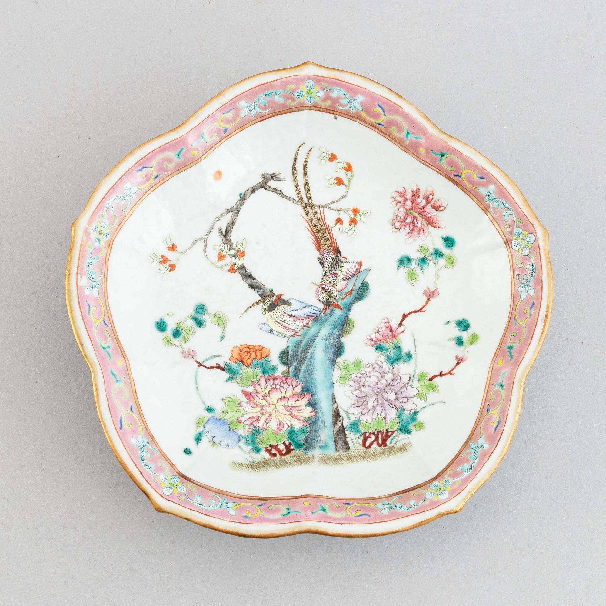 Skålfat på fot, porslin. Qingdynastin, 1800-tal.