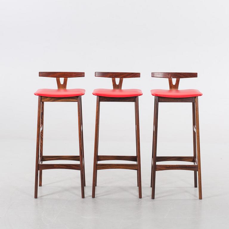 A danish 1960's Smith & Dyrlund bar with three barstools.