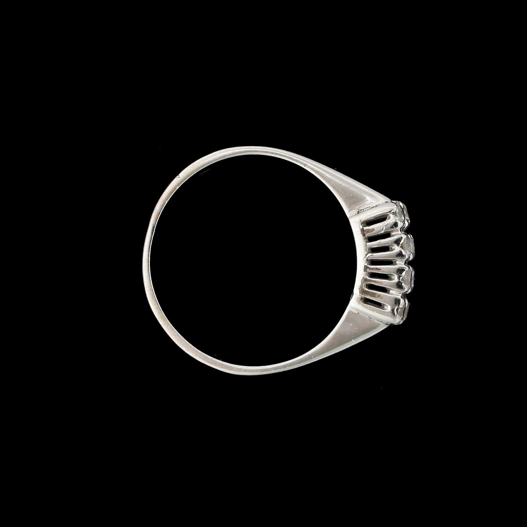 RING, 18k vitguld med 12 briljantslipade diamanter tot ca 0,36ct. Vikt ca 5,3g.