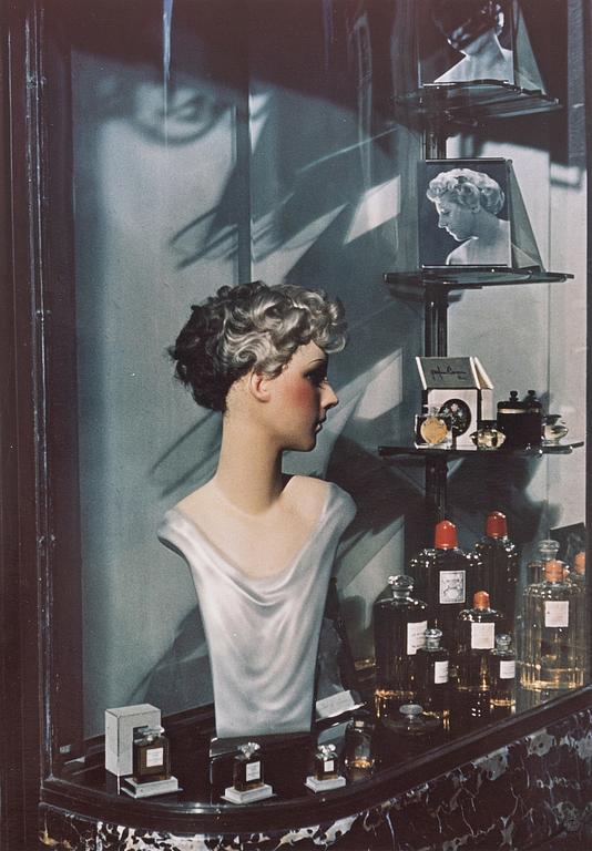 Gisèle Freund, photograph depicting a shop window signed and stamped.