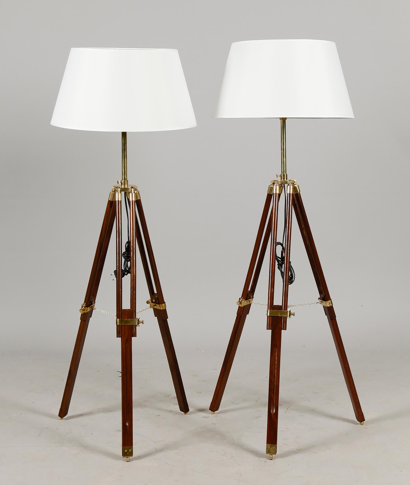 GOLVLAMPOR, 1 par, teak och mässing, 1900-talets andra hälft.
