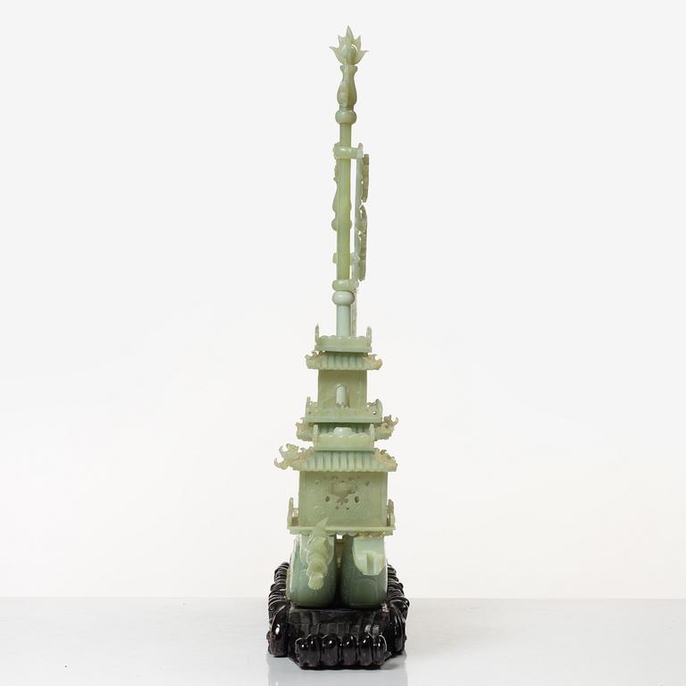 Skulptur, i form av fartyg, grön sten troligen bowenit, Kina, 1900-tal.