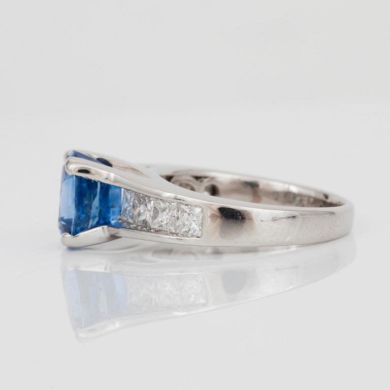 RING med safir ca 3.00 ct samt prinsesslipade diamanter totalt ca 1.00 ct.