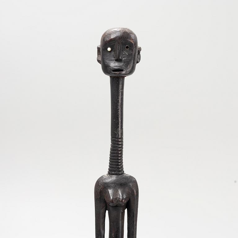 Twelve sculptures, reportedly from Makonde, Tanzania, Luba, Congo, and moore, from the second half of the 20:th century.