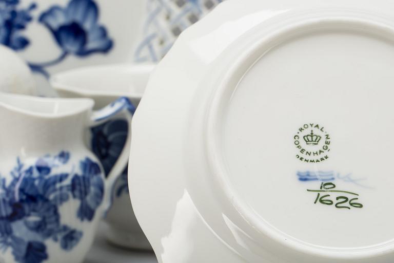 KAFFESERVIS, 33 delar, porlsin, "Blå Blomst", Royal Copenhagen, Danmark, 1900-tal.