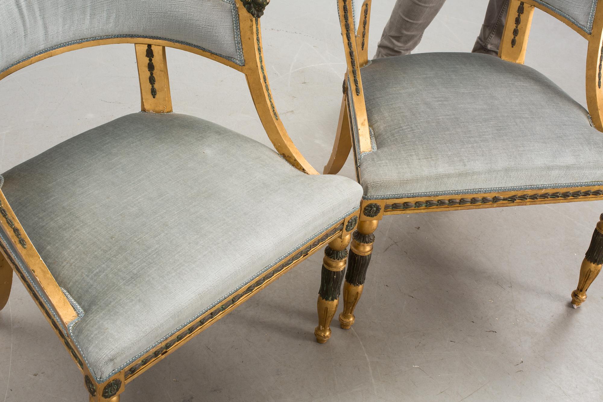 BALJFÅTÖLJER, ett par. Sengustaviansk stil. Omkring 1900.