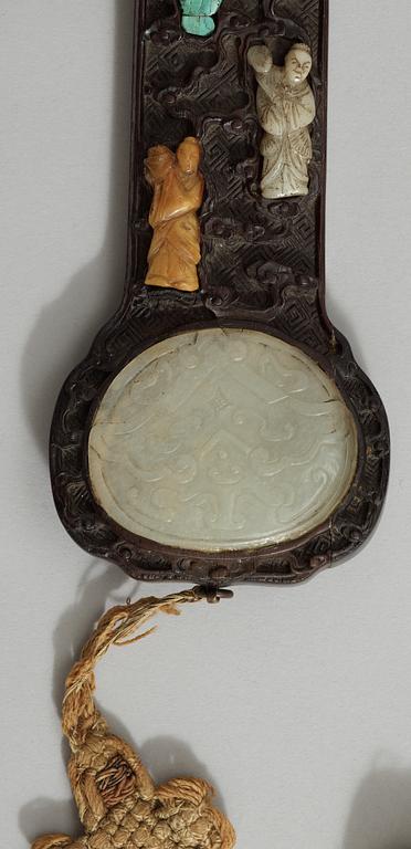 RUYISPIRA, trä med inläggningar av nefrit, korall, turkos och andra stenar. Qing dynastin, troligen Qianlong.