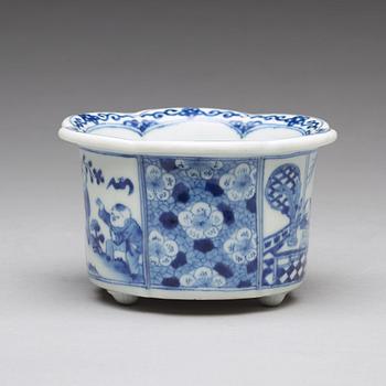 A blue and white pot/censer, Qing dynasty, circa 1700.