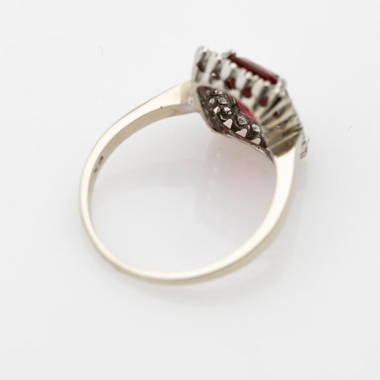 Ring, 18K white gold with synthetic white stones and a red stone.
