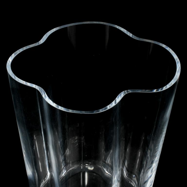 VAS, glas, Alvar Aalto, Iittala, märkt Alvar Aalto Iittala och daterad 2001.
