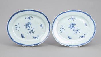 KAROTTER ETT PAR, & STEKFAT 2 st, porslin, Qingdynastin, Kina, 1700-tal till tidigt 1800-tal.