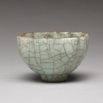 A lotus shaped ge-glazed cup, presumably Ming dynasty (1368-1644).