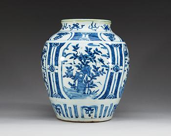 A large blue and white jar, Ming dynasty, Wanli (1572-1620).