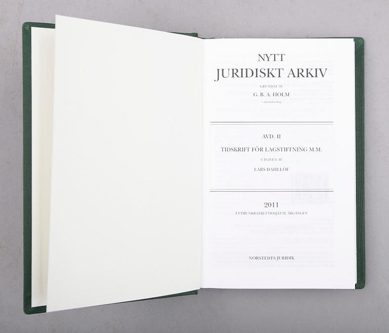 BÖCKER, "Nytt Juridiskt Arkiv I", 1874-2011 samt "Nytt Juridiskt Arkiv II", 1943-2011, Norstedts Förlag.
