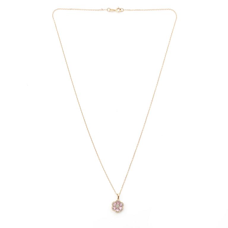 Collier, 18K guld med hänge i form av blomma med rosa safirer, vit mittsten och små diamanter.