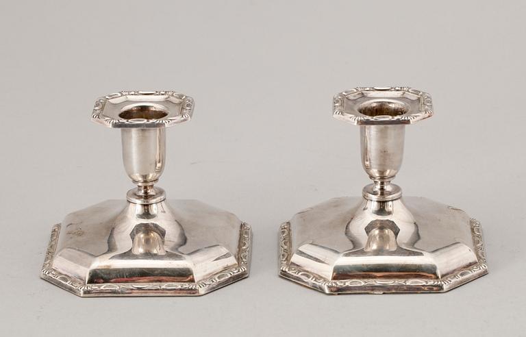 LJUSSTAKAR, ett par, silver. Svenska importstämplar, 1900-tal.