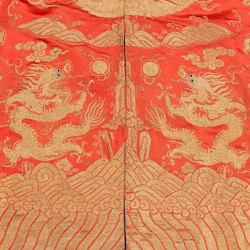 An embrodered silk robe, Qing dynasty (1644-1912).